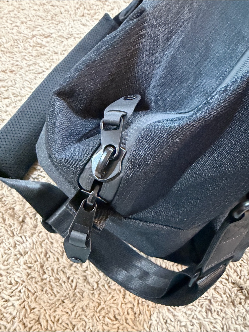 TravisMathew TMB200 Lateral Duffel Bag - Black - New with Tags - Picture 6 of 14